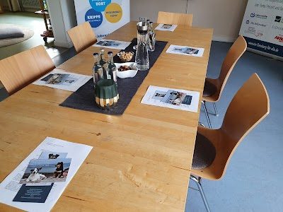 Seminartisch mit Wasserflaschen, Snacks und Tierfotos beim Basiskurs Tierkommunikation