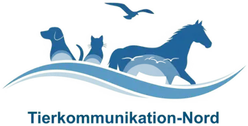 Logo Tierkommunikation Nord: Hund, Katze und Pferd mit Möwe über einer blauen Welle
