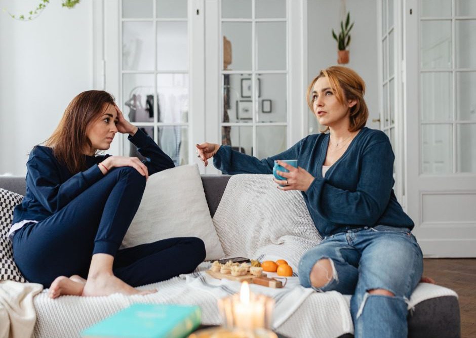 Zwei Frauen im Gespräch auf dem Sofa, Einzelcoaching Tierkommunikation